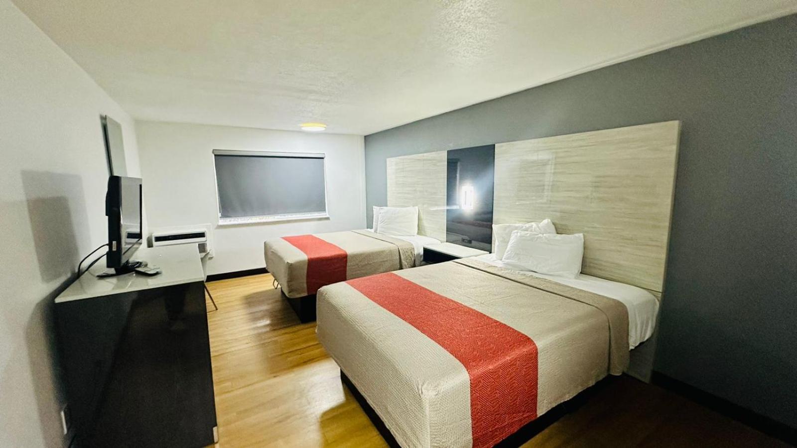 Evergreen Inn & Suites Portland (Adults Only) Zewnętrze zdjęcie
